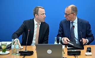 CDU-Generalsekretär Mario Czaja (l) und der CDU-Bundesvorsitzende Friedrich Merz bei der Bundesvorstandssitzung. Gesprochen wird unter anderem über das Bürgergeld. - Britta Pedersen/dpa