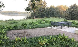 Der Platz, wo bisher die gemütliche Liegebank stand, ist jetzt leer. Dreiste Zeitgenossen bauten das gute Stück ab. - Tourist-Info/Karl Heinz Schäfer