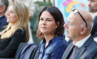 Außenministerin Annalena Baerbock und DFB-Präsident Bernd Neuendorf beim WM-Kick-Off im Auswärtigen Amt. - Joerg Carstensen/dpa