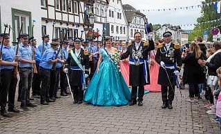 Von 2019 bis 2023 amtieren die Majestäten Ralf Göllner und Sonja Haase, hier beim Parademarsch 2019, eingerahmt von Oberst Georg Dressler und Major Norbert Richter. - Schützenverein