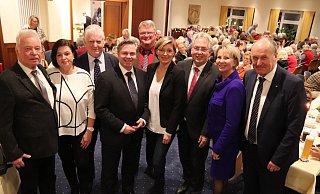 Beiräte Werner Eikmeier und Elvira Schulte, Schatzmeister Hans-Werner Stranghöner, Bürgermeister Tim Kähler, erster Vorsitzende Peter Bubig, Beirätin Sabine Künkemeier, Landrat Jürgen Müller, zweite Vorsitzende Regina Hensel und Ulrich Sawatzki von der Volksbank. - Alexandra Golfinger