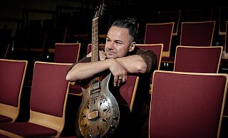 Der Musiker Philip Bölter hat mit seinen 37 Jahren bereits fast so viele Konzerte gespiel wie Eric Clapton - allerdings vor kleinerem Publikum. - Onkel Jürgen