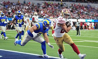 Christian McCaffrey (r) feierte mit den San Francisco 49ers einen überraschenden Sieg in Los Angeles. - Marcio Jose Sanchez/AP/dpa