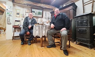 Michael Rasche (l.) und Hans Pelizäus sind oft im Nieheimer Sackmuseum zugegen und kümmern sich mit weiteren Ehrenamtlichen um frischen Wind im Gebäude des einstigen Landhandels. Und sie haben neue Pläne. - Madita Schellenberg