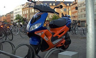 Ein Roller wie dieser - ein oranges Krad Typ Peugeot "Speedfight" - wurde gestohlen und angezündet. - Wikimedia Commons