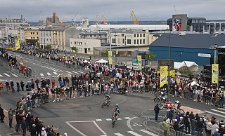 Die 108. Tour de France startet in Brest: Zuschauer verfolgen die Präsentation der Teams. - Foto: David Stockman/BELGA/dpa