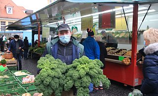 Landwirt Bernd Reinkensmeyer vor dem Stand seines Hofes. Er baut Gemüse in Schwarzenmoor an. - Jobst Lüdeking