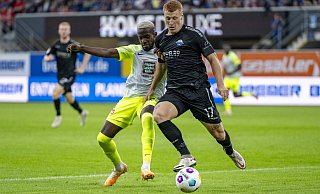 Laurin Curda (r.) könnte es am 10. Februar wieder mit dem für Kaiserslautern kickenden Ex-Paderborner Richmond Tachie zu tun bekommen. Dann gastiert der SCP um 20.30 Uhr auf dem Betzenberg. - picture alliance/dpa