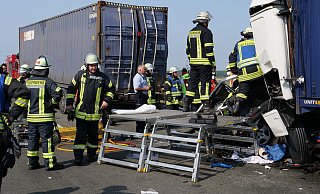 Die Rettungskräfte auf der A 44 konnten den Lkw-Fahrer sowie eine Insasse des Kleinbusses schwer verletzt retten. - Ralph Meyer