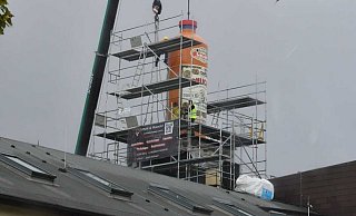 Die neue Kruke wird mit einem Spezialkran aufs Dach der Brennerei im Kreis Gütersloh gehoben. - Jonas Damme