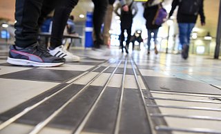 Die Sicherheitsleute glaubten ihren Augen nicht, als sie plötzlich junge Männer auf den Gleisen der Haltestelle Jahnplatz entdeckten. - Christian Weische