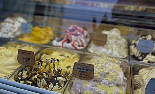 In Paderborn geht die Eisdielen-Saison wieder los. Eis-Freunde erwarten auch dieses Jahr wieder besondere Sorten - teils auch aus eigener Herstellung, wie hier im Eiscafé Mulino in der Mühlenstraße. - Danielle Dörsing