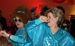 Die Dancing-Queens Eva Hagenhoff und Ann-Kathrin Kesselmeier (v.l.) starten zum Finale und bringen auf der Bühne ein Potpourri aus Hits der 80er. - Regina Brucksch
