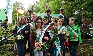 Schützennachwuchs: Das Kinderkönigspaar (vorne) Alessia Holzkämper und Benjamin Brand, das Kronprinzenpaar (Mitte v.l.) Daria Bunte und Felix Adam, das Zepterprinzenpaar Leonie Heidbrede und Moritz Becker und das Apfelprinzenpaar Sierra Lee und Moritz Becker freuen sich auf das Kinderschützenfest am 30. Juni. - Schützen