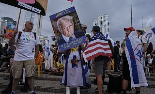 Trump wird für seinen Friedensplan im Gaza-Krieg von vielen gefeiert. - Oded Balilty/AP/dpa