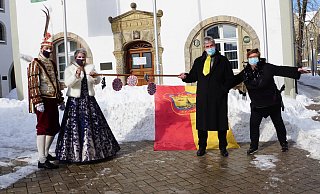 Prinz Stefan III. und Prinzessin Anja I. konnten dank der guten Vorbereitung durch Chefsekretärin Regina Werneke (rechts) auch in dem Jahr symbolisch den Rathausschlüssel von Bürgermeister Hermann Temme übernehmen. - Stadt Brakel