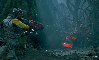Selene hat die Waffe gezückt, denn überall auf dem Planeten warten fremde Kreaturen darauf, ihr den Garaus zu machen und die Geheimnisse zu schützen. - Sony/Housemarque