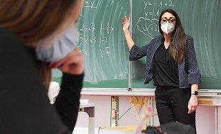 In NRW kehrten alle Schüler am Montag in die Klassenzimmer zurück. Geteilte Gruppen und Wechselunterricht sollen das Infektionsrisiko senken. - picture alliance / SvenSimon