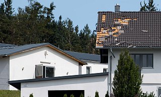 Hat ein Sturm das Dach des Eigenheims beschädigt, kommt die Wohngebäudeversicherung für den Schaden auf. - Sven Hoppe/dpa/dpa-tmn