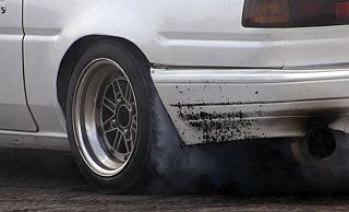 Mit aufheulenden Motoren und deutlich zu hoher Geschwindigkeit rasten die fünf Fahrzeuge auf der Eckendorfer Straße von Ampel zu Ampel. Die Polizei griff rigoros durch. - Symbolfoto: picture alliance