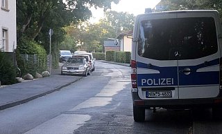 Einsatzfahrzeuge der Polizei stehen am Montagmorgen in der Georg-Weerth-Straße in Detmold. - Janet König