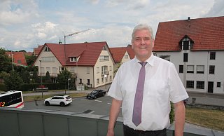 Bürgermeister Werner Peitz kann von der kleinen Dachterrasse des Rathauses auf seine Stadt schauen. - Uwe Müller