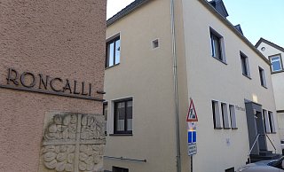 Das Pfarrhaus in Schloß Neuhaus (rechts) soll abgerissen und durch einen Neubau ersetzt werden. - Hans-Hermann Igges