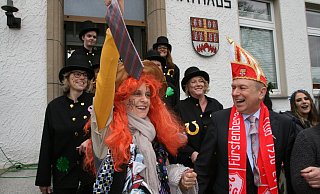 Ruth Klaaßen hat Bürgermeister Christoph Rüther gerade den Schlips abgeschnitten und hält die Trophäe hoch. - Andreas Götte