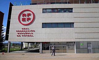 Der Kuss-Skandal um Luis Rubiales beschäftigt den spanischen Fußballverband weiter. - Paul White/AP