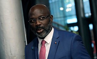 Wird mit mehreren Korruptionsskandalen in Verbindung gebracht: Ex-Weltfußballer George Weah. - Christophe Ena/AP/dpa