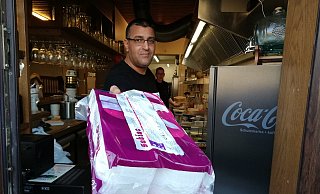 Ab einem bestimmten Mindestbestellwert schenkt der Leverner Gastronom Sami Mabrouk seinen Kunden eine Packung Toilettenpapier. - Joern Spreen-Ledebur