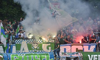 Sie tragen den FC Gütersloh: Der heimische Fußball-Regionalligist kann sich stets auf seine vielen begeisterungswilligen Anhänger verlassen. Dem FCG gelingt eine famose Saison 2024/2025. - sport/presse/foto Dünhölter