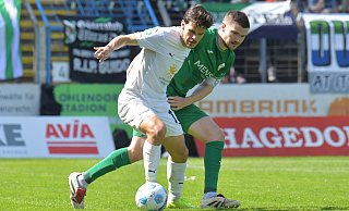 Antreiber, Anführer – und Unterschiedsspieler: Björn Rother (r.) hinterlässt in seinen bislang gut acht Monaten beim Regionalligisten FC Gütersloh einen glänzenden Eindruck. - sport/presse/foto Dünhölter