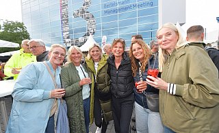 Beste Stimmung vor dem Gütersloher Theater: Von dem Regen ließen sich die Weinmarkt-Besucher nicht beirren. - Jens Dünhölter Beste Stimmung vor dem Gütersloher Theater: Von dem Regen ließen sich die Weinmarkt-Besucher nicht beirren. - Jens Dünhölter