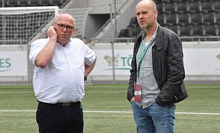 Geschäftsführer Michael Horstkötter (links) und der bisherige Interimstrainer Markus Graskamp wissen, dass auf den FSV Gütersloh sportlich schwere Zeiten warten könnten. - sport/presse/foto Dünhölter