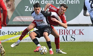 Im letzten Derby am 30. März setzten sich Markus Baum (r.) und die Victoria aus Clarholz mit 2:1 gegen den SC Verl II (hier der aktuell verletzte Lian Vega Zambrano) durch. - sport/presse/foto Dünhölter