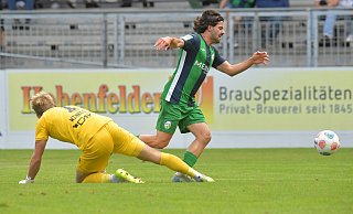 Diese Szene führt zum Foulelfmeter für den FC Gütersloh: Fortuna Kölns Torwart Lennart Winkler (l.) trifft im eigenen Strafraum FCG-Stürmer Paolo Maiella (r.). Den Strafstoß verwandelt Mitspieler Patrik Twardzik zum 1:1-Endstand. - sport/presse/foto Dünhölter