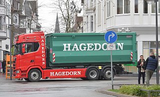 Für Fahrzeuge kein Durchkommen: Hagedorn-Lastwagen boten am Sonntag in Gütersloh Schutz gegen Amokfahrer. - sport/presse/foto Dünhölter