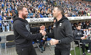 Mitch Kniat (l.) traf im März 2024 mit dem DSC Arminia Bielefeld auf seinen Nachfolger beim SC Verl, Alexander Ende. Inzwischen ist Ende Trainer bei Preußen Münster und kommt am Sonntag wieder nach Bielefeld. - sport/presse/foto Dünhölter
