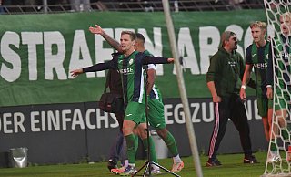 Fertigmachen zum Jubeln: Soeben hat Jan-Lukas Liehr (v.) das Siegtor zum 1:0 im Derby in der Fußball-Regionalliga West zwischen dem FC Gütersloh und SC Wiedenbrück markiert. Der Mittelfeldspieler genießt diesen Moment mit den Fans des FCG – denkt aber danach auch an seinen Ex-Klub SCW. - Jens Dünhölter