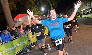 Mit viel Spaß sind die meisten der Sportler beim Verler Citylauf dabei, so wie hier Tanja Welp (Active Sportshop) im 10-Kilometer-Hauptlauf. - sport/presse/foto Dünhölter