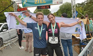 Die Gewinner des Grafschaftslaufs 2025 durch den Kreis Gütersloh: Florian Bochert und Franziska Bossow. - Jens Dünhölter