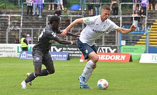 Guter Auftritt: Im Testspiel gegen den VfL Osnabrück um Ismail Badjie (l.) zeigt Jannik Borgmann (r.) vom FC Gütersloh seine Klasse. - Jens Dünhölter