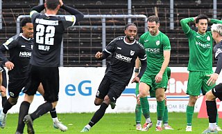 Treffer in der 97. Minute: Ayodele Adetula (l.) hat zum 3:2 für Rödinghausen in Gütersloh getroffen. Natürlich mittendrin: Dominique Ndure (M.), Rödinghausens Feldspieler mit der meisten Einsatzzeit in der Hinrunde. - Jens Dünhölter