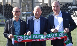 Der FSV Gütersloh scheint gerettet: Sebastian Kmoch (v.l., 1. Vorsitzender FSV Gütersloh), Klaus-Peter Reinert (Klaus-Peter Reinert Stiftung) und Clemens Tönnies (Premium Food Group). - sport/presse/foto Dünhölter