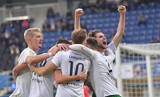 Beim FC Gütersloh herrscht große Freude über den Sieg in Paderborn und die Eroberung der Tabellenspitze. - Jens Dünhölter