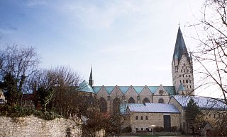 Vereint verschiedene Baustile: Der Paderborner Dom weist Elemente aus Romantik und Gotik auf. - dpa