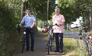 Spenges Bürgermeister Bernd Dumcke (l.) und Landrat Jürgen Müller besprachen im Herbst vergangenen Jahres, den Radweg an der Mühlenburger Straße sanieren zu lassen. Dem Landrat ist ein gutes Radwegenetz im Kreis ein großes Anliegen. - Andreas Sundermeier