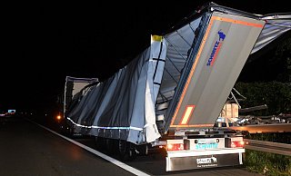 Ein Trucker musste wegen eines Reifenschadens auf dem Seitenstreifen anhalten, kurz vor Mitternacht fuhr ein polnischer Lkw-Fahrer auf. - Andreas Eickhoff