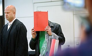 Der Angeklagte und sein Anwalt auf dem Weg zur Anklagebank. - Sarah Jonek